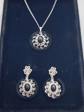 Vintage Amway necklace and Clip On earrings set